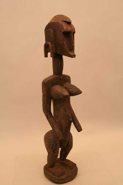 bambara (statue), d`afrique : Mali, statuette bambara (statue), masque ancien africain bambara (statue), art du Mali - Art Africain, collection privées Belgique. Statue africaine de la tribu des bambara (statue), provenant du Mali, 1113/4219.Statue de la tribu des Baniko dans la région de Beleko.Ces statues féminines ont des traits géométriques et des seins importants.Elles sont associées à la société Dyo  et sont utililisées lors des rites d